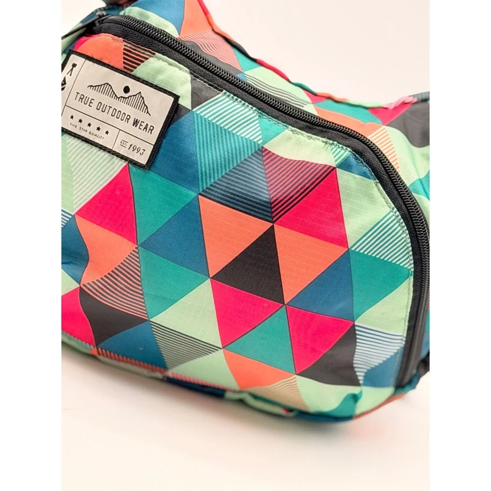 KAVU Keepalong Crossbody Bag Geometric Triangle Print Rope Strap Multicolor